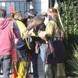 Johnny Depp lors d'une fête organisée dans l'école de ses enfants à Los Angeles le 20 novembre 2012 : il amène un aigle très imposant !