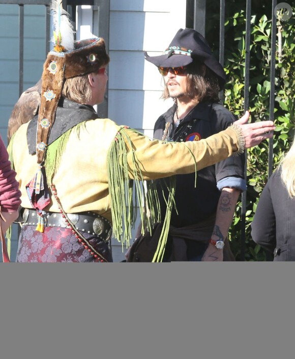 Johnny Depp lors d'une fête organisée dans l'école de ses enfants à Los Angeles le 20 novembre 2012. Sa contribution à l'événement : un aigle !