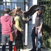 Johnny Depp lors d'une fête organisée dans l'école de ses enfants à Los Angeles le 20 novembre 2012 : il ne fait pas les choses à moitié et amène un aigle très imposant !