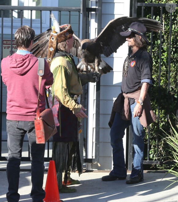 Johnny Depp lors d'une fête organisée dans l'école de ses enfants à Los Angeles le 20 novembre 2012 : il ne fait pas les choses à moitié et amène un aigle très imposant !