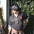 Johnny Depp lors d'une fête organisée dans l'école de ses enfants à Los Angeles le 20 novembre 2012 : il amène un aigle très imposant !