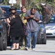 Johnny Depp lors d'une fête organisée dans l'école de ses enfants à Los Angeles le 20 novembre 2012 : il amène un aigle très imposant qui effraie même son garde du corps