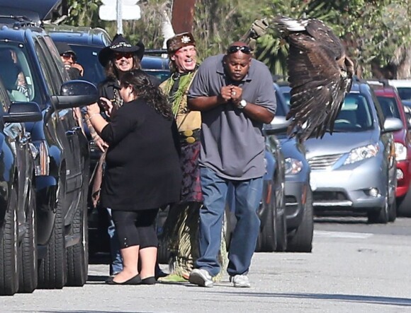 Johnny Depp lors d'une fête organisée dans l'école de ses enfants à Los Angeles le 20 novembre 2012 : il amène un aigle très imposant qui effraie même son garde du corps