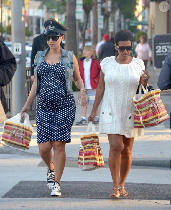 Amber Rose, enceinte, et sa mère dans les rues de Sherman Oaks, à Los Angeles, le 20 novembre 2012.