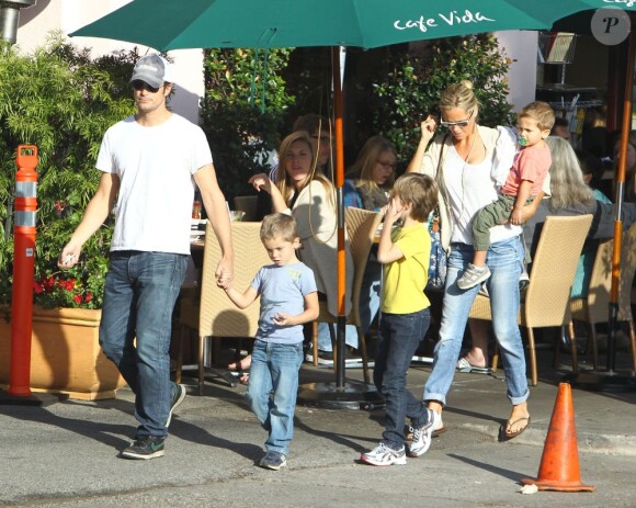 Olivier Hudson et sa famille à Pacific Palisades à Los Angeles le 21 novembre 2012.