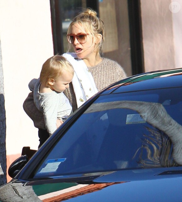 Kate Hudson et son fils Bingham à Pacific Palisades à Los Angeles le 21 novembre 2012.