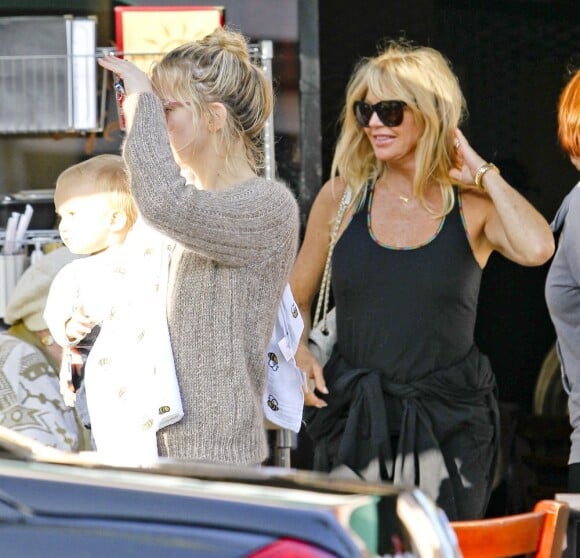 Kate Hudson et son fils Bingham fêtent l'anniversaire de la superbe grand-mère Goldie Hawn à Los Angeles le 21 novembre 2012.