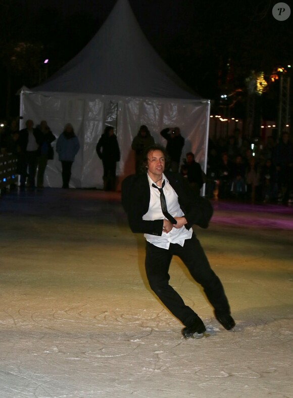 Philippe Candeloro a inauguré la patinoire du marché de Noël des Champs-Élysées à Paris le 21 Novembre 2012.