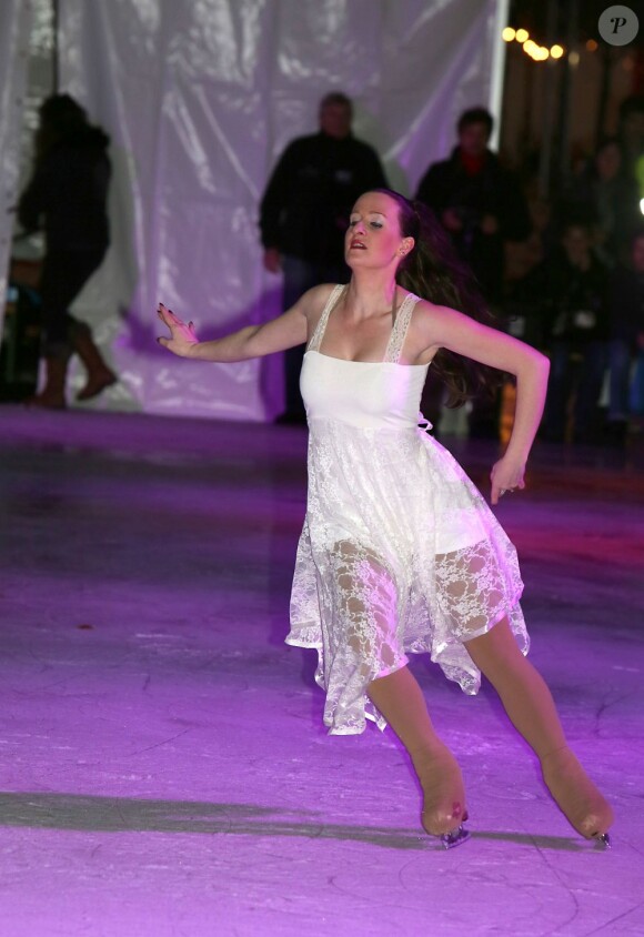 Philippe Candeloro a inauguré la patinoire du marché de Noël des Champs-Élysées à Paris le 21 Novembre 2012.