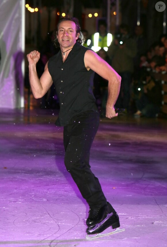 Philippe Candeloro aété choisi pour inaugurer la patinoire du marché de Noël des Champs-Élysées à Paris le 21 Novembre 2012.