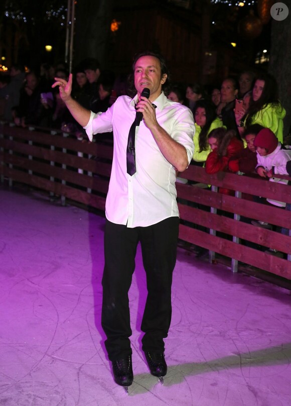 Philippe Candeloro a inauguré la patinoire du marché de Noël des Champs-Élysées à Paris le 21 Novembre 2012.