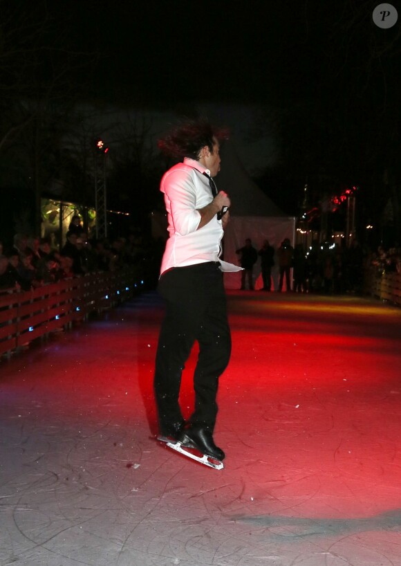 Philippe Candeloro a inauguré la patinoire du marché de Noël des Champs-Élysées à Paris le 21 Novembre 2012.