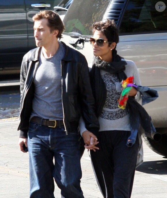 Halle Berry et son compagnon Olivier Martinez se rendent à Los Angeles, le 21 novembre 2012.