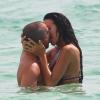 Jade Foret et Arnaud Lagardère s'offrent une petite baignade sensuelle à Miami, le 13 avril 2012.