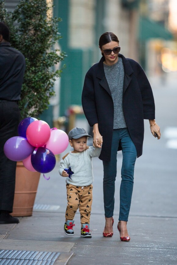 Miranda Kerr et son fils Flynn en duo dans les rues de New York le 22 novembre 2012
