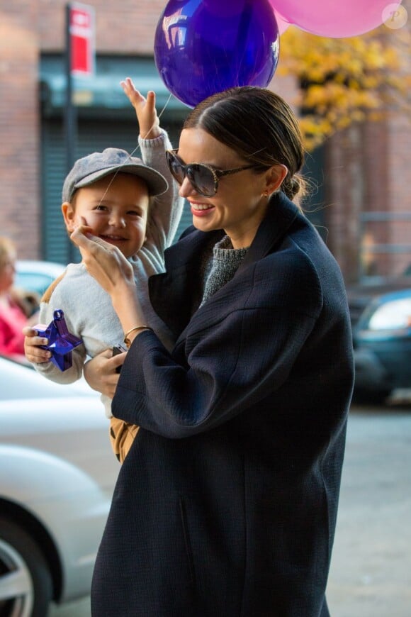 Moment de complicité entre Miranda Kerr et son fils Flynn dans les rues de New York le 22 novembre 2012