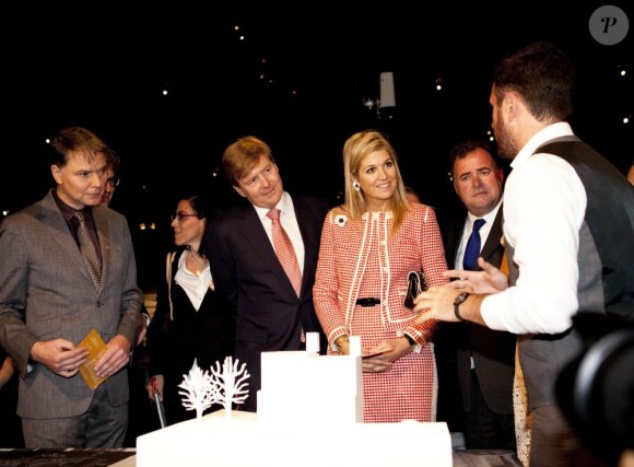 Le prince Willem-Alexander des Pays-Bas et la princesse Maxima visitant l'exposition Concepts de connexion à São Paulo le 21 novembre 2012.