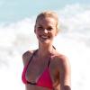 Le top Anne V prend du bon temps sur la plage à Miami le 23 novembre 2012