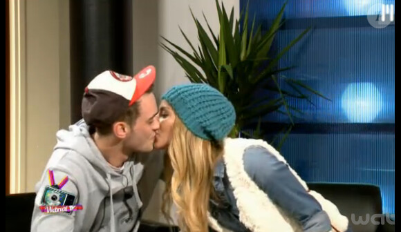 Fanny et Julien de Secret Story 6, amoureux, s'embrassent dans la Web Real Tv de la MCE en novembre 2012