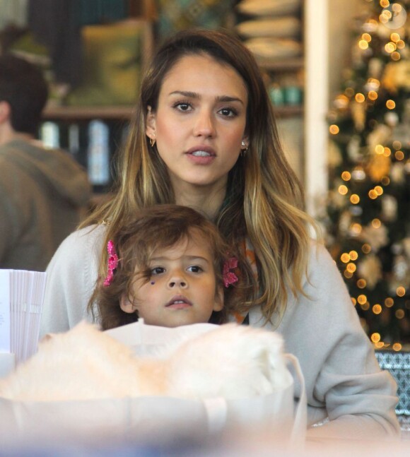 Jessica Alba et sa fille Honor, complices pour une journée de shopping le 25 novembre 2012 à Los Angeles