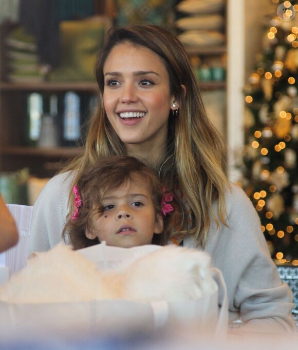 Jessica Alba et sa fille Hono lors d'un tête-à-tête shopping  le 25 novembre 2012 à Los Angeles