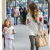 Jessica Alba et sa fille Honor s'accordent une journée de shopping le 25 novembre 2012 à Los Angeles