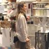 Jessica Alba et sa fille Honor écument les rayons de déco lors d'une journée de shopping le 25 novembre 2012 à Los Angeles
