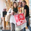 Jessica Alba, souriante, fait son shopping de fin d'année avec sa fille Honor s le 25 novembre 2012 à Los Angeles