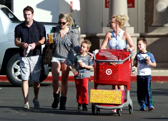 Britney Spears, avec sa soeur Jamie Lynn Spears, emmène ses enfants Sean et Jayden faire des courses à Thousand Oaks, le 25 novembre 2012.