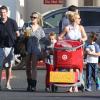 Britney Spears, accompagnée de sa soeur Jamie Lynn Spears, emmène ses enfants Sean et Jayden faire des courses à Thousand Oaks, le 25 novembre 2012.