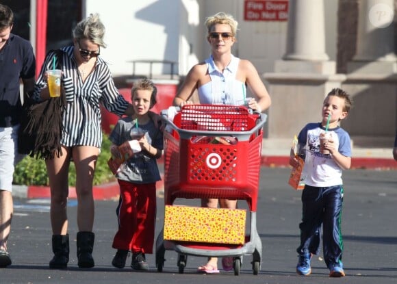 Britney Spears, accompagnée de sa petite soeur Jamie Lynn Spears, emmène ses enfants Sean et Jayden faire des courses à Thousand Oaks, le 25 novembre 2012.