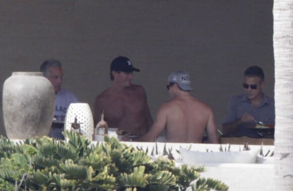 George Clooney profite d'un buffet en compagnie d'amis à Los Cabos au Mexique, le 23 novembre 2012.