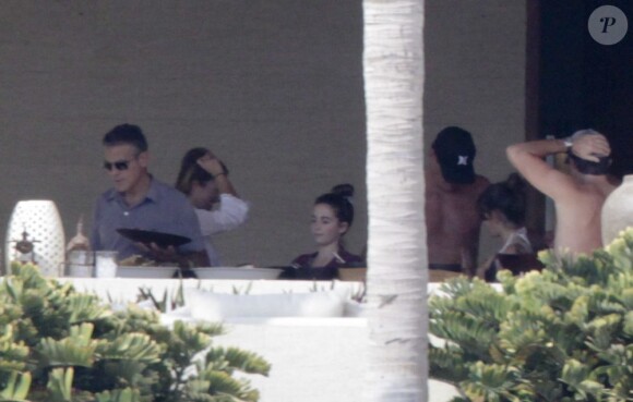 George Clooney entouré de ses amis profite de jolies vacances au Mexique. Photo prise le 23 novembre 2012.