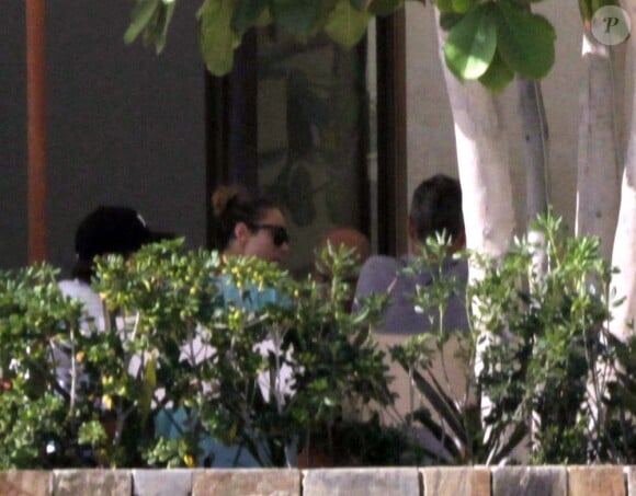 George Clooney et sa compagne Stacy Keibler déjeunent avec des amis à Los Cabos au Mexique. Photo prise le 23 novembre 2012.