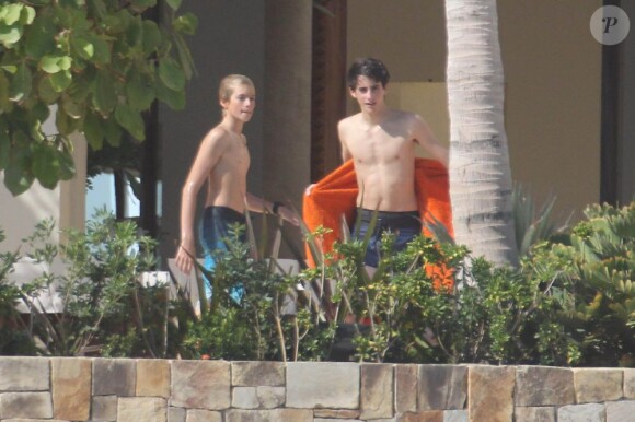 Presley, 13 ans, fils de Cindy Crawford. Il est en vacances avec ses parents et George Clooney au Mexique. Photo prise le 21 novembre 2012.