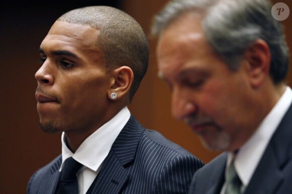 Chris Brown lors de son procès pour l'agression de Rihanna, le 5 août 2009 à Los Angeles.