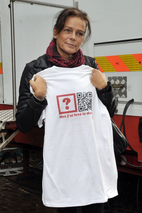 Un T-Shirt pour la première de Test in the city. La princesse Stéphanie de Monaco lançait le 26 novembre 2012 sur le parvis de Sainte-Dévote, en sa qualité de présidente de Fight Aids Monaco et ambassadrice d'Onusida, la campagne de dépistage anonyme et gratuit Test in the City, à quelques jours de la Journée mondiale de lutte contre le sida.