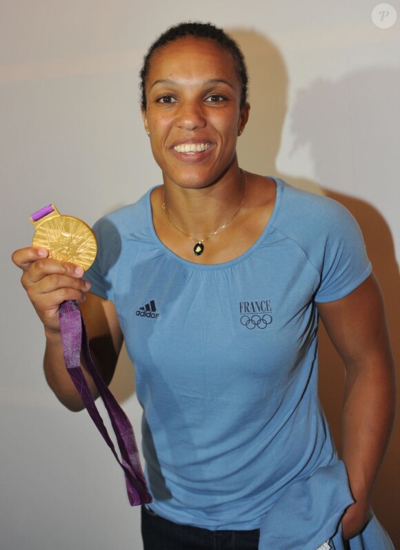 Lucie Décosse le 1er août 2012 au Club France après avoir obtenu la médaille d'or aux Jeux olympiques de Londres