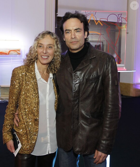 L'artiste Valeria Attinelli et Anthony Delon au vernissage presse des Frimousses de créateurs au Petit Palais à Paris le 26 Novembre 2012