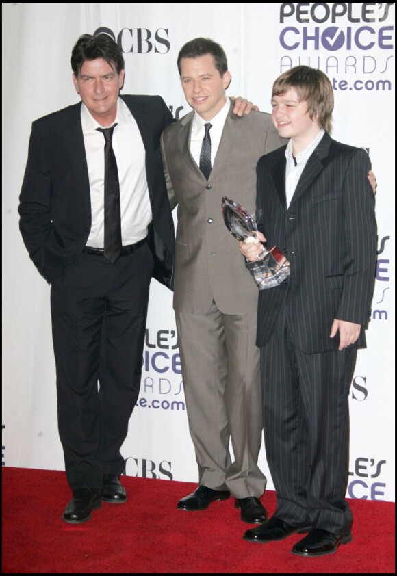 Charlie Sheen, Angus T. Jones et Jon Cryer au Shrine Auditorium de Los Angeles le 7 janvier 2009