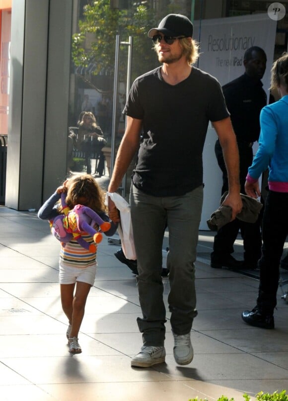 Gabriel Aubry et la petite Nahla à Los Angeles le 22 mars 2012.