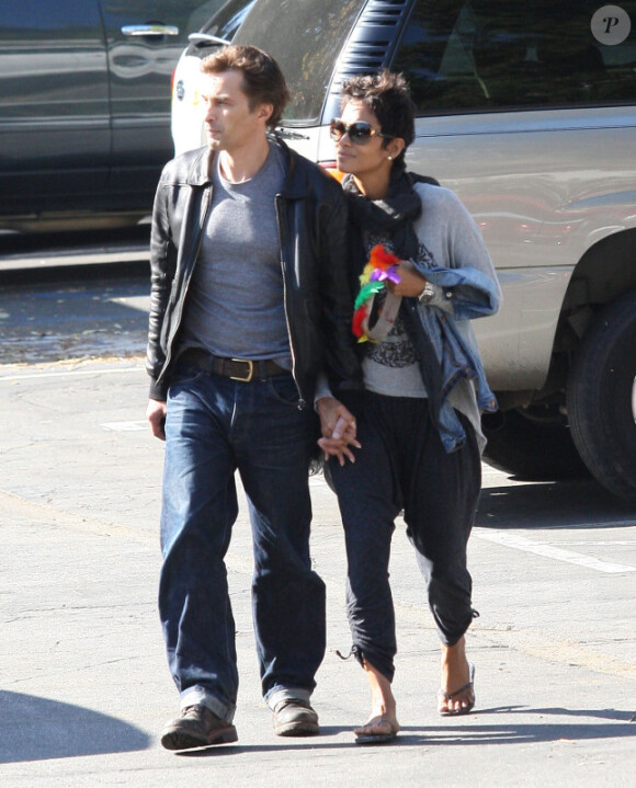 Halle Berry et son fiancé Olivier Martinez vont dejeuner au restaurant à Beverly Hills, le 21 novembre 2012.