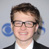 Mon oncle Charlie : Angus T. Jones s'excuse, Charlie Sheen le défend