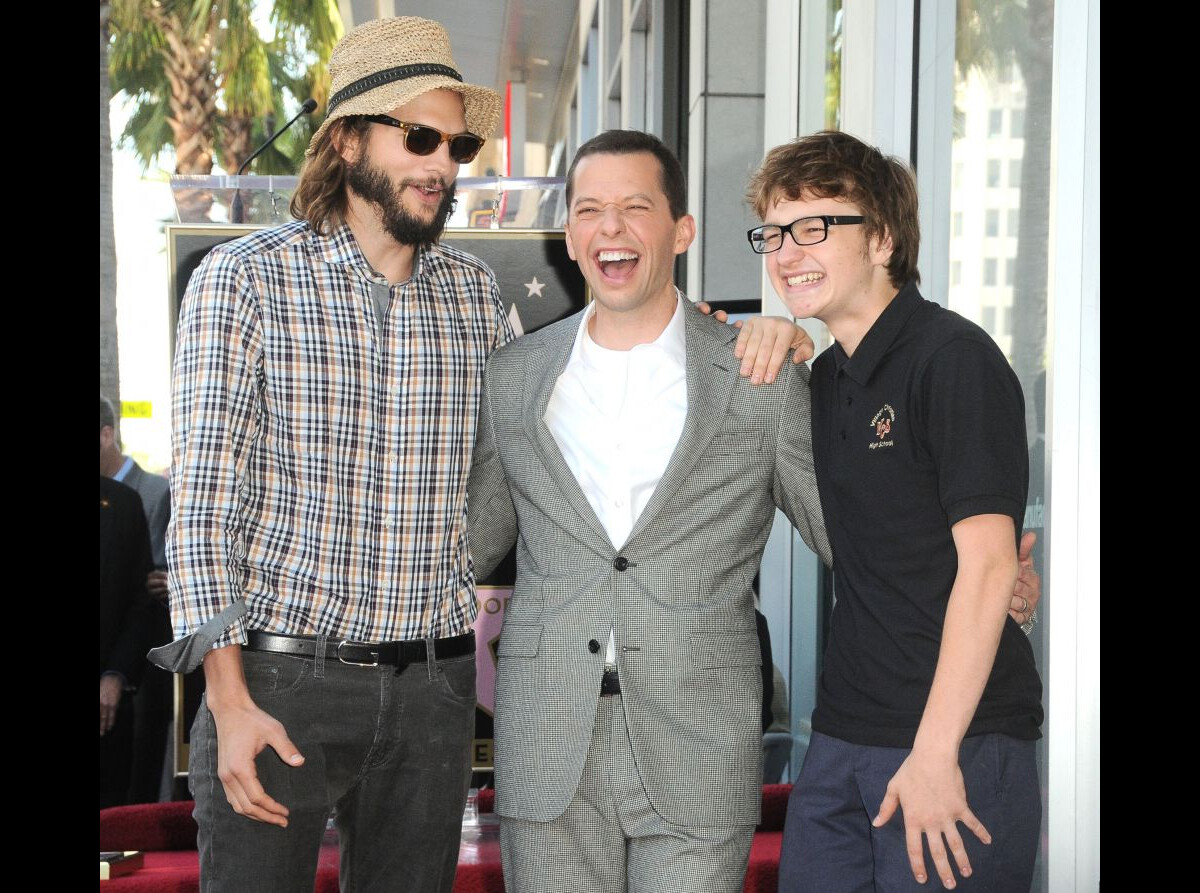 Vidéo Ashton Kutcher, Jon Cryer, et Angus T. Jones à Los Angeles le 19 septembre 2011