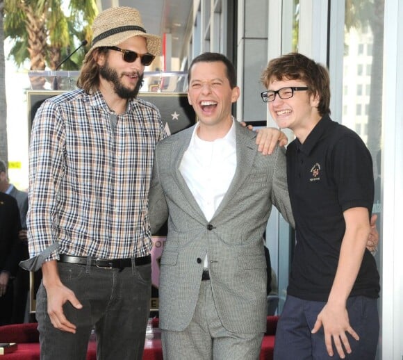 Ashton Kutcher, Jon Cryer, et Angus T. Jones à Los Angeles le 19 septembre 2011.