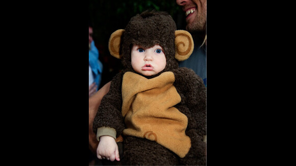 Le fils de Jessica Simpson, Maxwell, déguisé en petit singe pour Halloween.