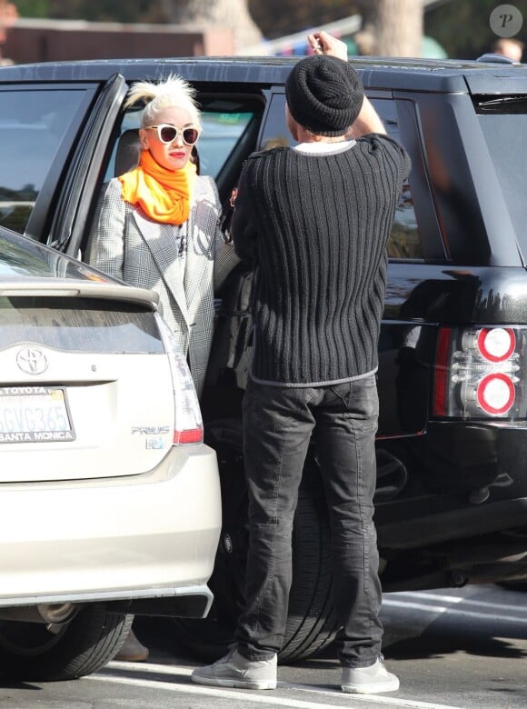 Gwen Stefani et Gavin Rossdale discutent sur le parking de l'école de leur fils Zuma à Los Angeles le 27 novembre 2012.