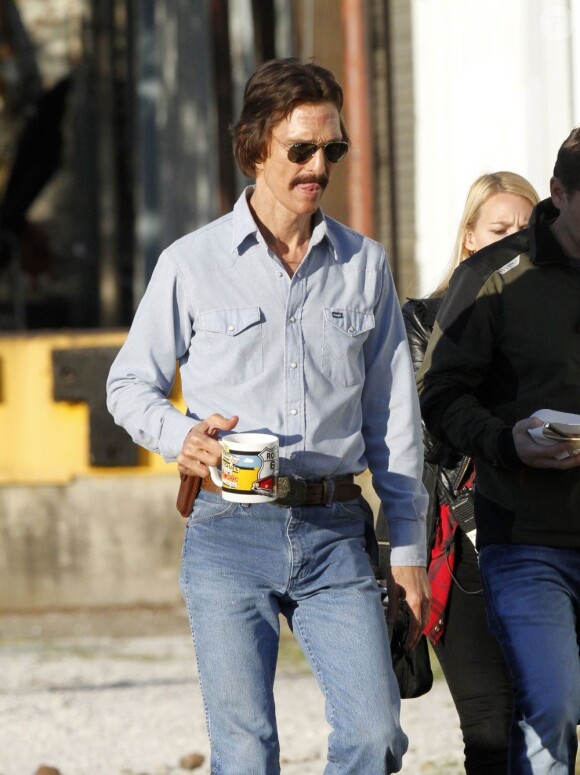 Matthew McConaughey toujours aussi maigre sur les dernières photos de tournage du film The Dallas Buyers Club à la Nouvelle-Orléans, le 28 novembre 2012.