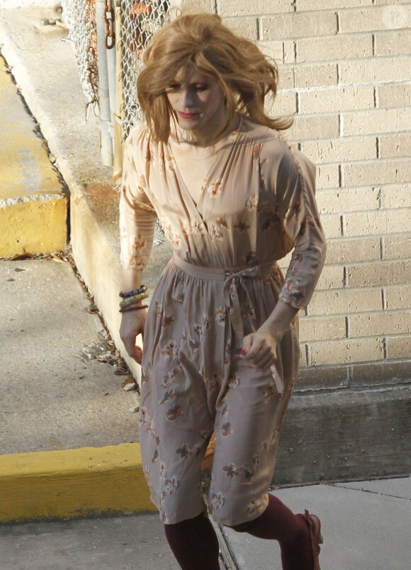 Jared Leto arbore une robe beige aux motifs vieillots ainsi qu'une perruque blonde sur le tournage de son nouveau film The Dallas Buyers Club, le 18 novembre 2012.