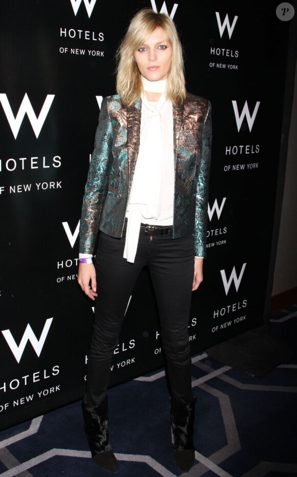 Le top model Anja Rubik assiste au W LOVE Hangover Ball à l'hôtel W. New York, le 28 novembre 2012.